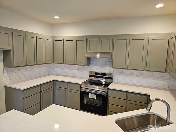 This is the color of the kitchen in this unit. Same material as unit B just painted.>
