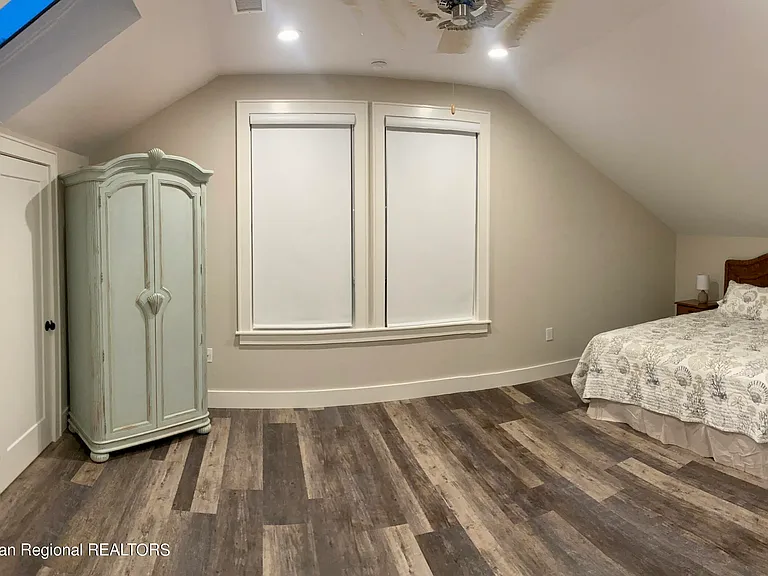 447 Main St E — Photo 10