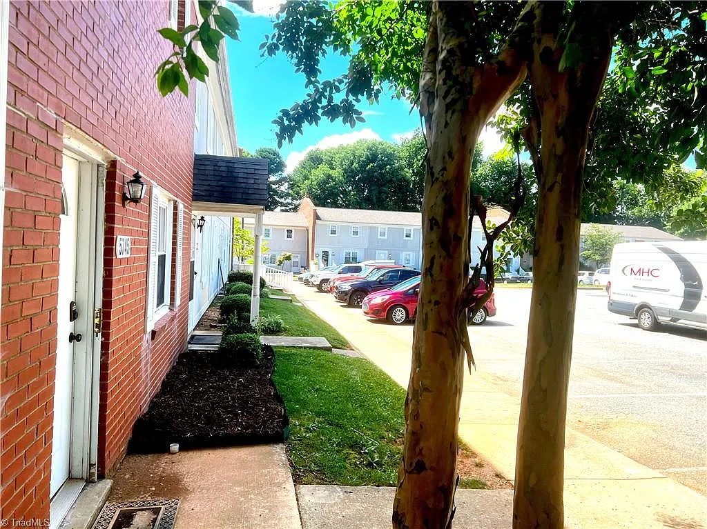 3 bed, 2.5 bath, 1340 sqft, $1,800 — Photo 2