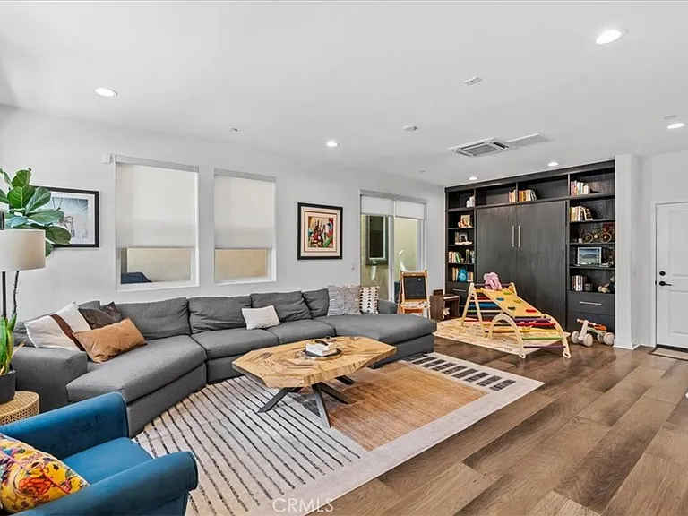 634 Daniel Freeman Cir — Photo 4
