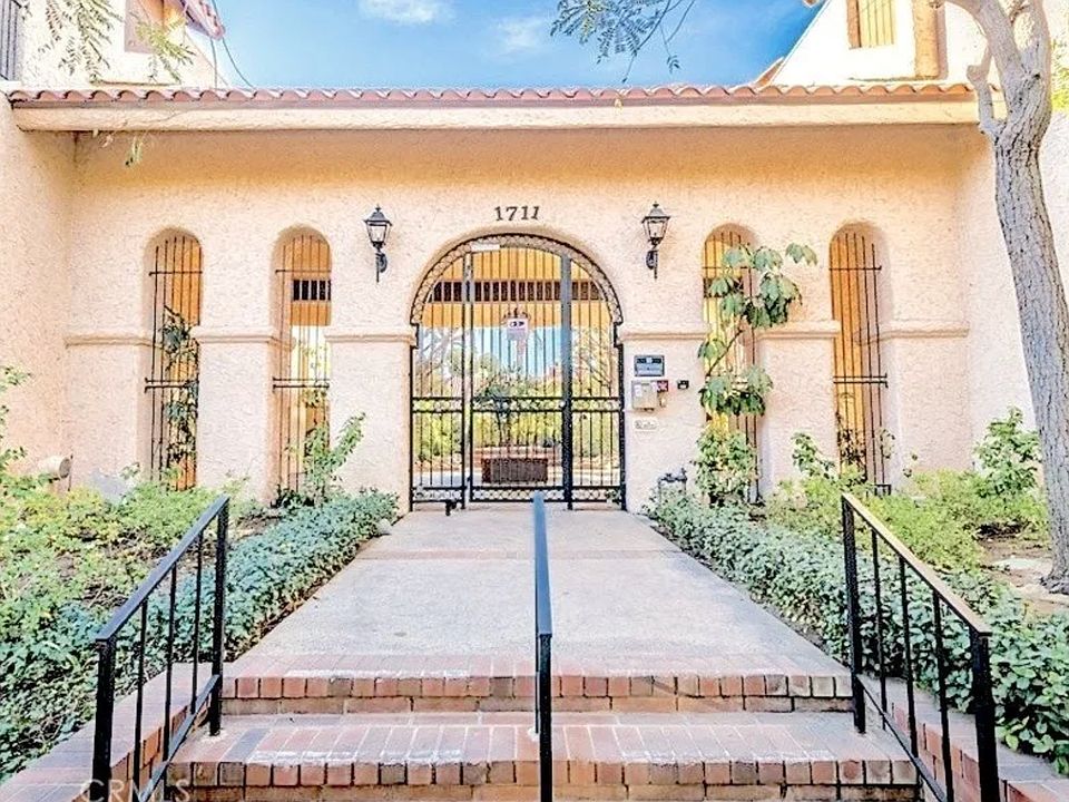 The beautiful entrance to the complex