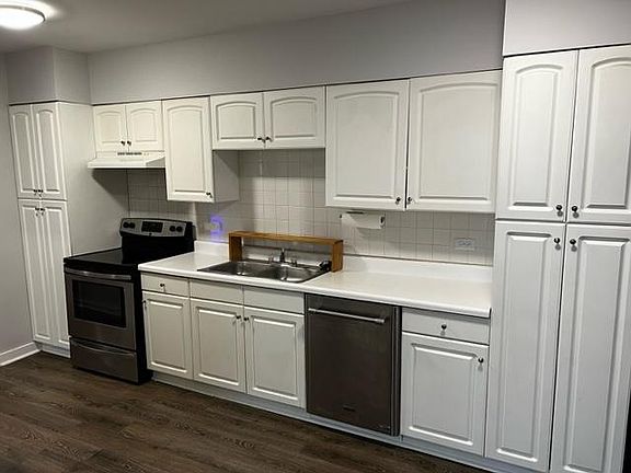 4th image of 1922 W Oakdale Ave #1