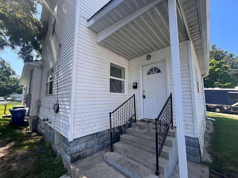 3 bed, 2.0 bath, 1916 sqft, $1,225 — Photo 3