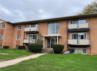 22011 River Oaks Dr, Rocky River, OH 44116
