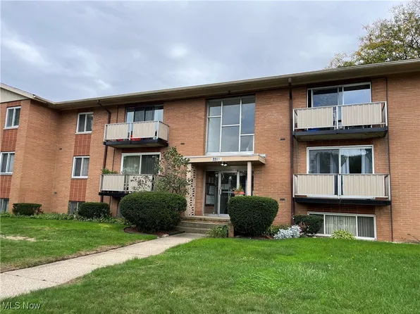 22011 River Oaks Dr, Rocky River, OH 44116