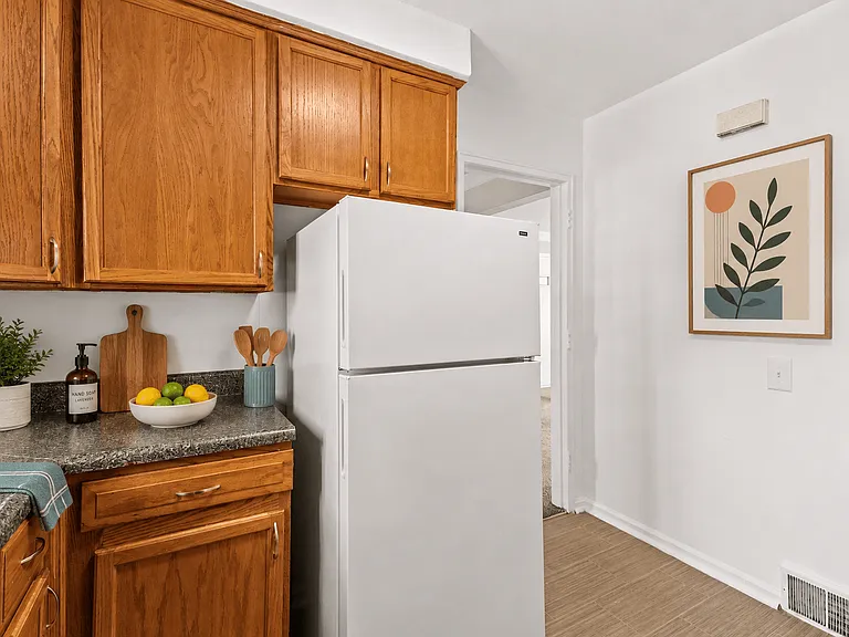 Oak Park Manor Apartments & Townhomes — Photo 23