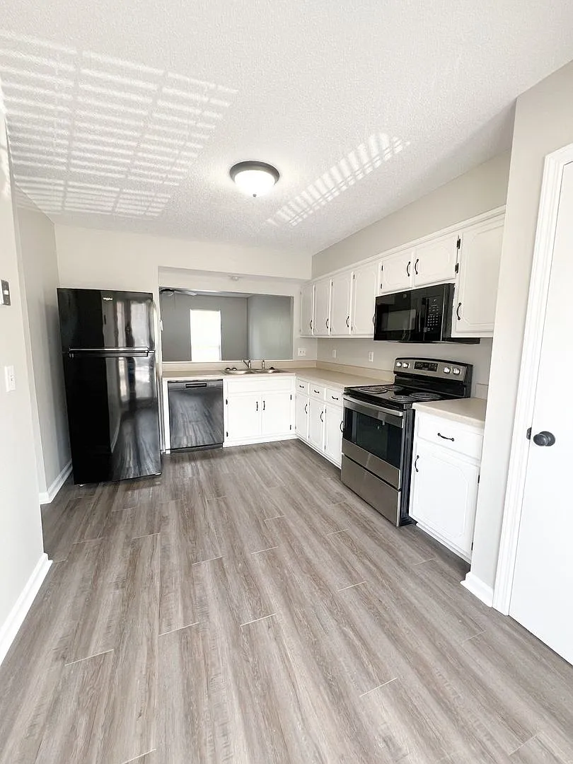 1232 Parkway Pl — Photo 2