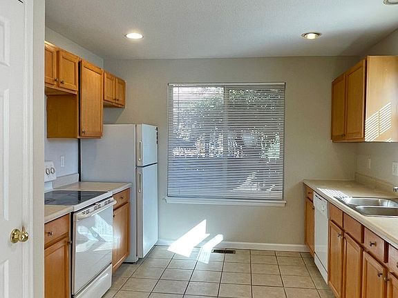 5th image of 124-126 N Knox Ct