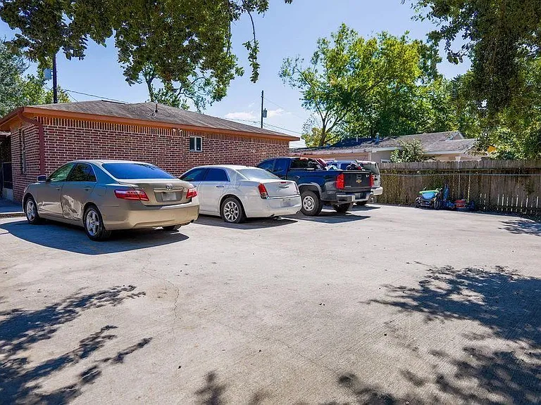 6820 Petre Dr — Photo 2