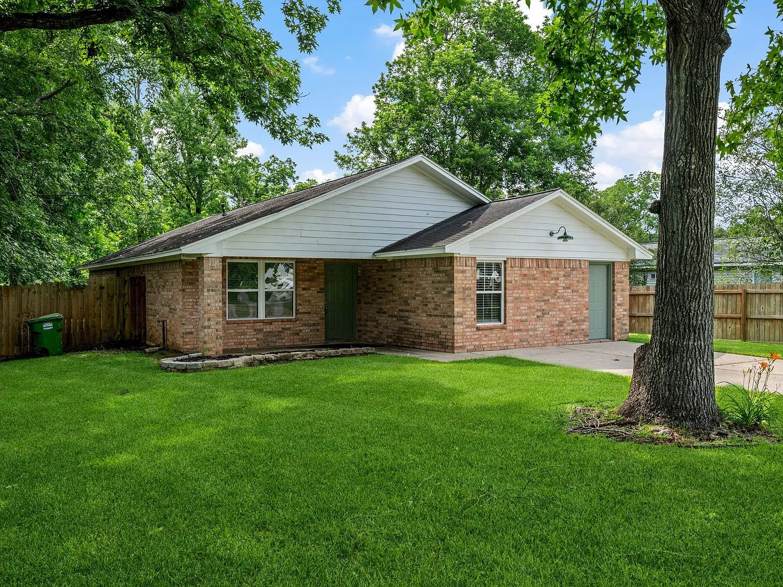 3 bed, 2.0 bath, 2008 sqft, $2,200 — Photo 2