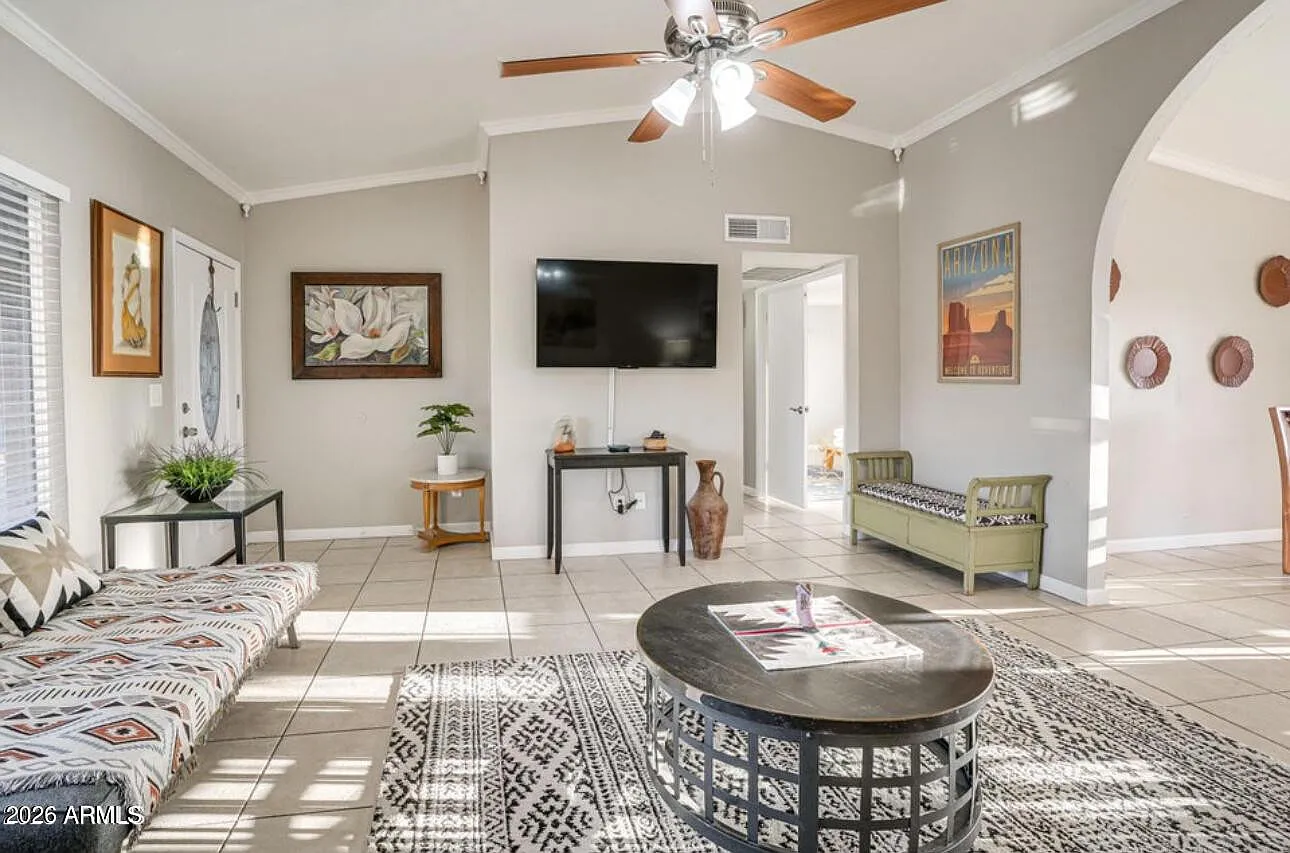 3 bed, 2.0 bath, 1648 sqft, $2,500 — Photo 2