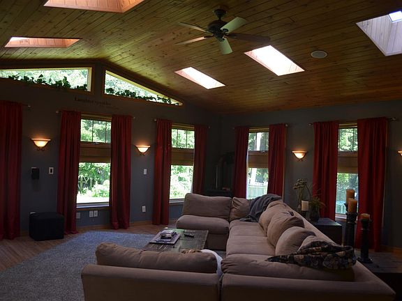 2nd image of 115 Laurel Ln