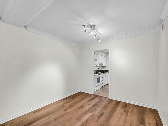 5th image of 10216 Regal Oaks Dr
