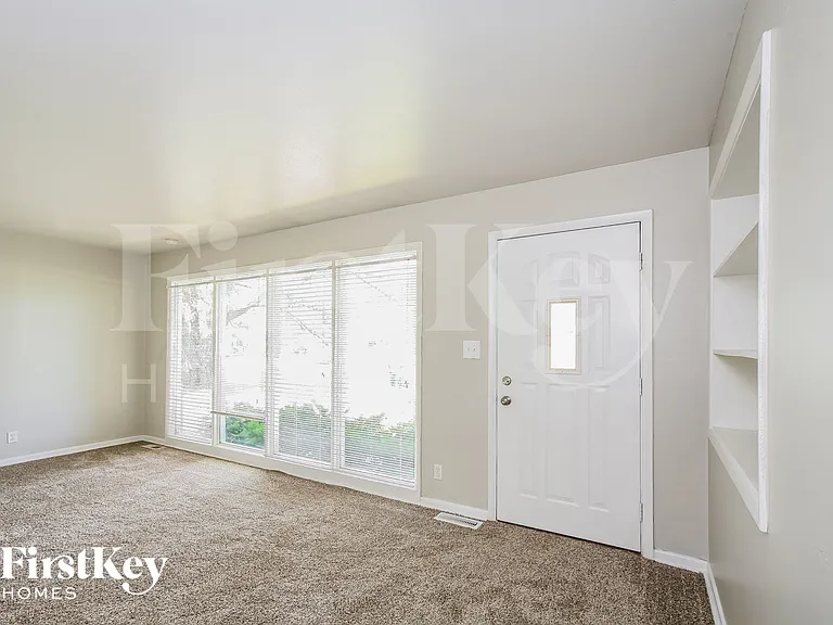 505 Vista Dr — Photo 3
