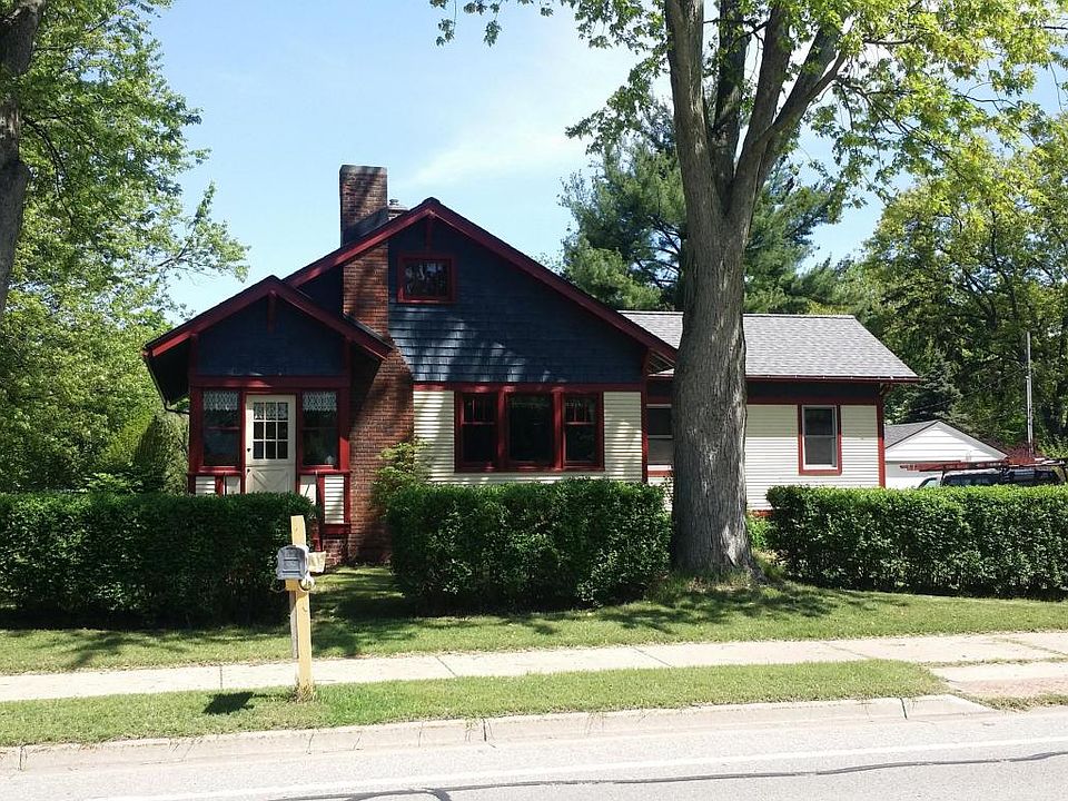 1st image of 881 E 8th St