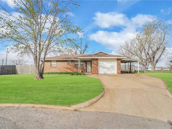 125 Lockstone Dr, Weatherford, OK 73096