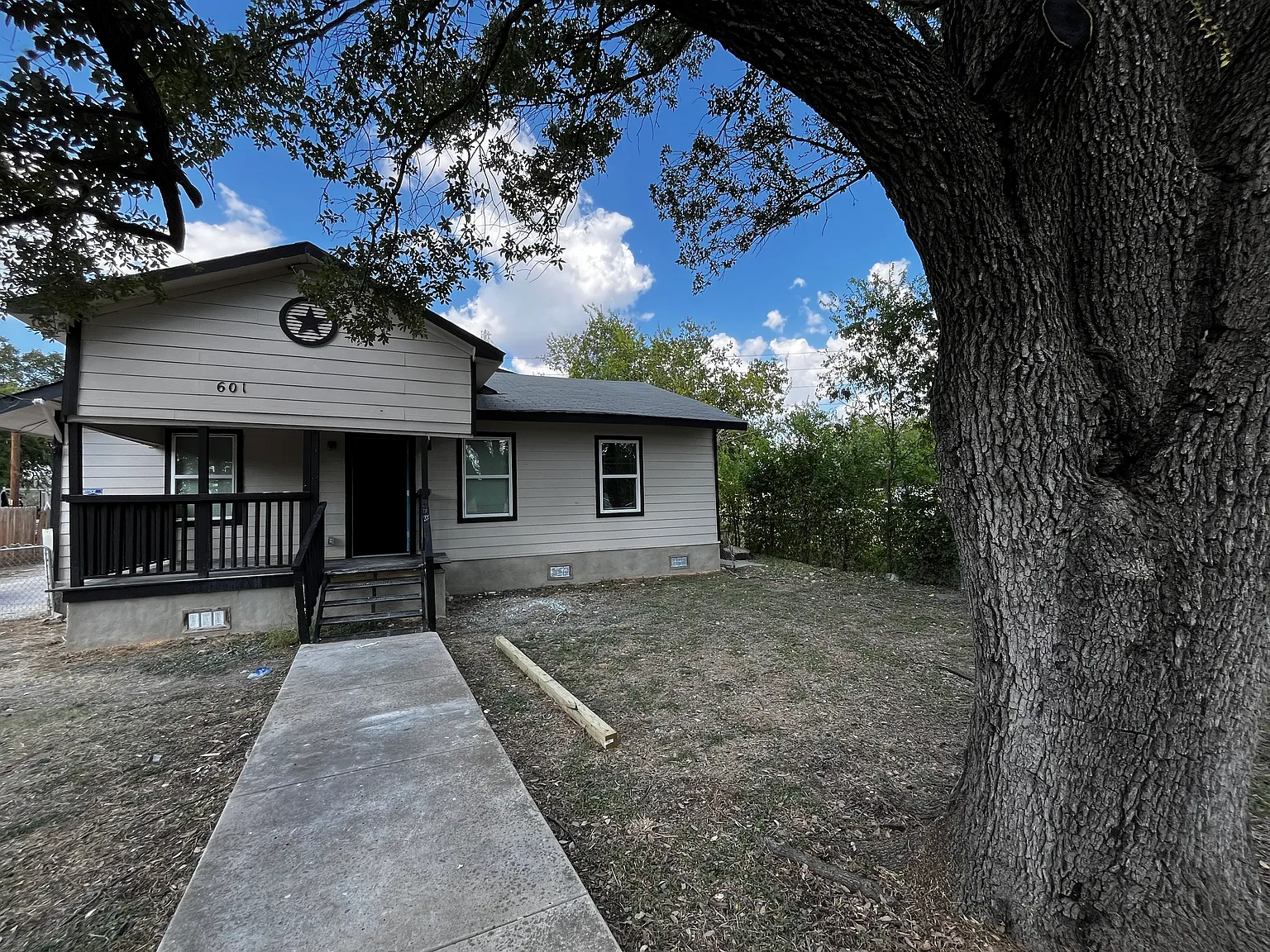 601 Avondale Ave — Photo 1