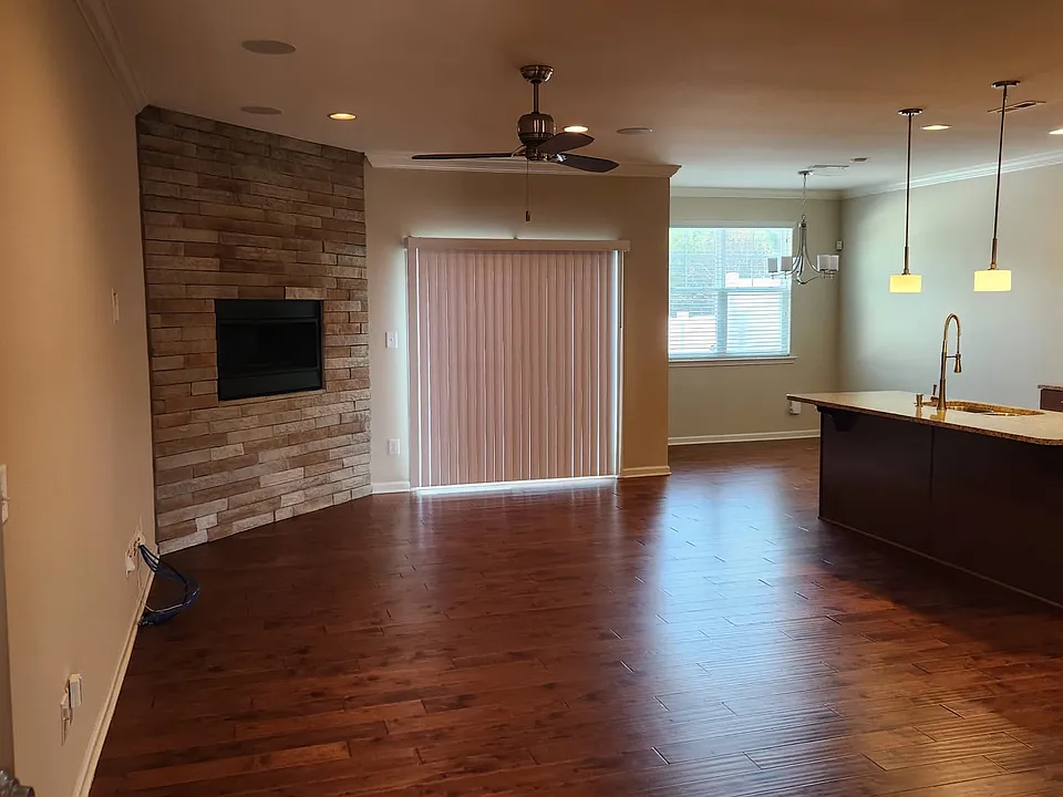 Kitchen & Dining