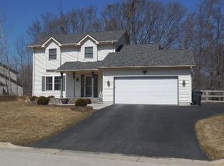 907 Ridgeway Cir, Fredonia, WI 53021