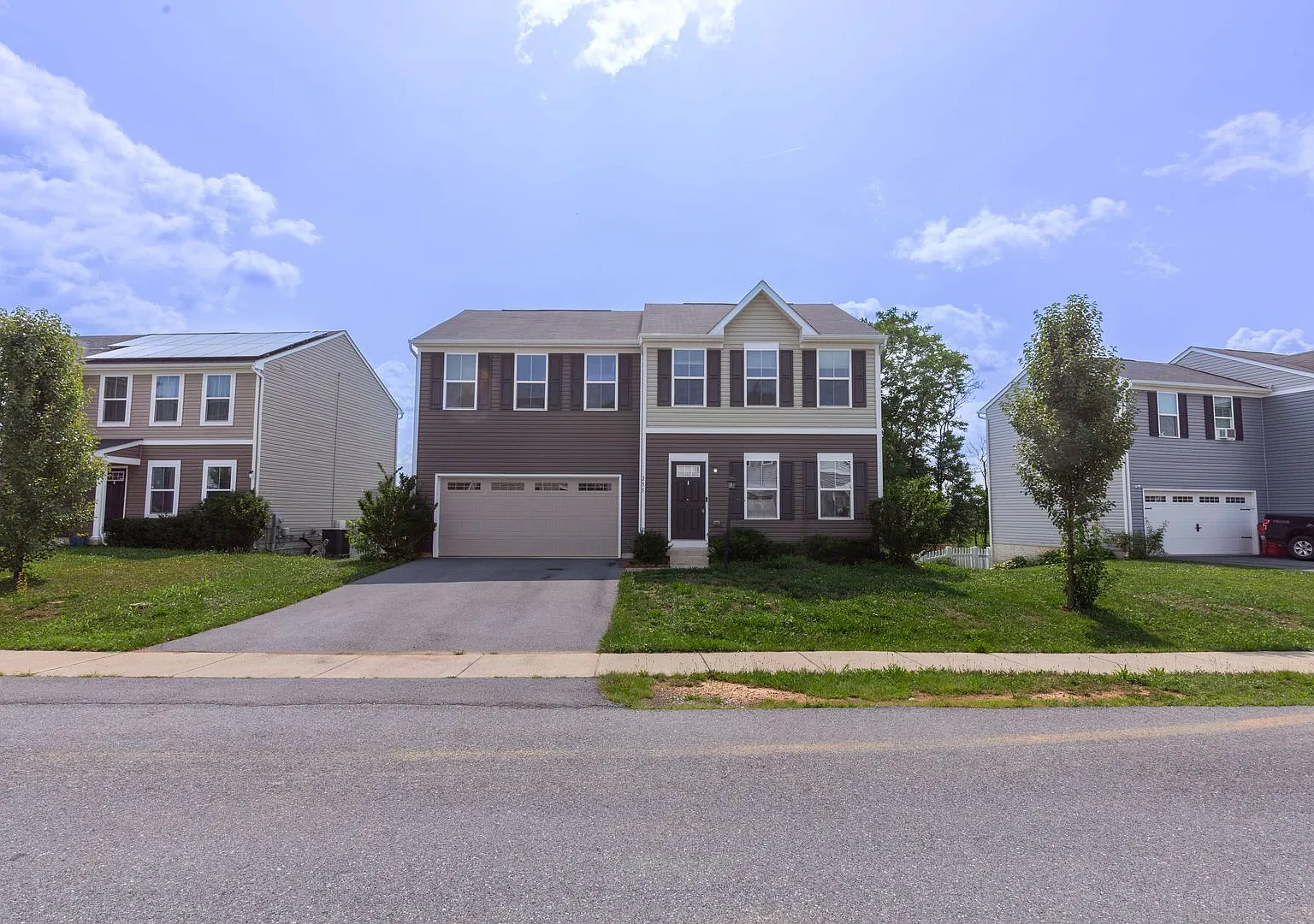 4 bed, 2.5 bath, Single Family Home in Martinsburg, WV — Photo 2
