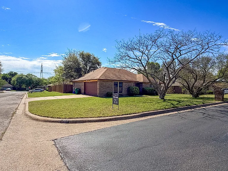 701 Daniels Dr — Photo 3