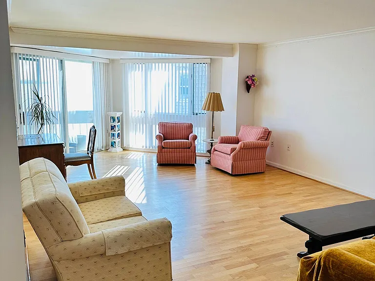 1 Commodore Ct #201 — Photo 14