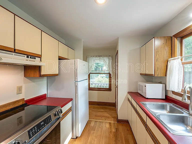 425 Ansley St — Photo 6