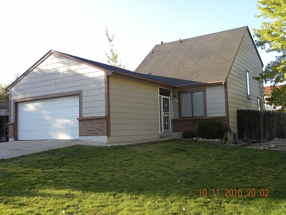 Large front yard in a cul-de-sac
