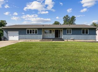 3217 Circle Dr NE, Cedar Rapids, IA 52402