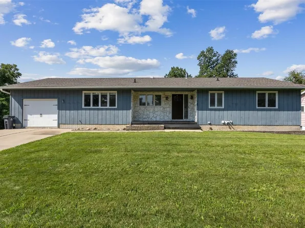 3217 Circle Dr NE, Cedar Rapids, IA 52402