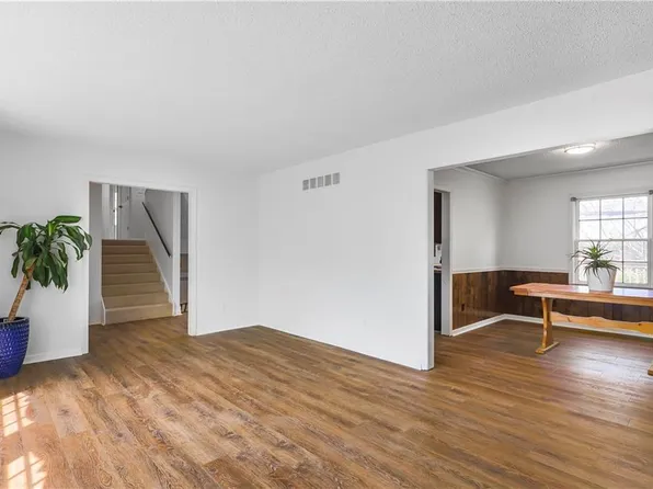 16574 Glenwood St, Stilwell, KS 66085