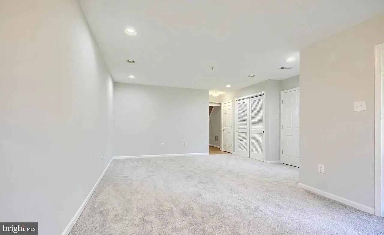 3 bed, 4.0 bath, 2056 sqft, $2,800 — Photo 3