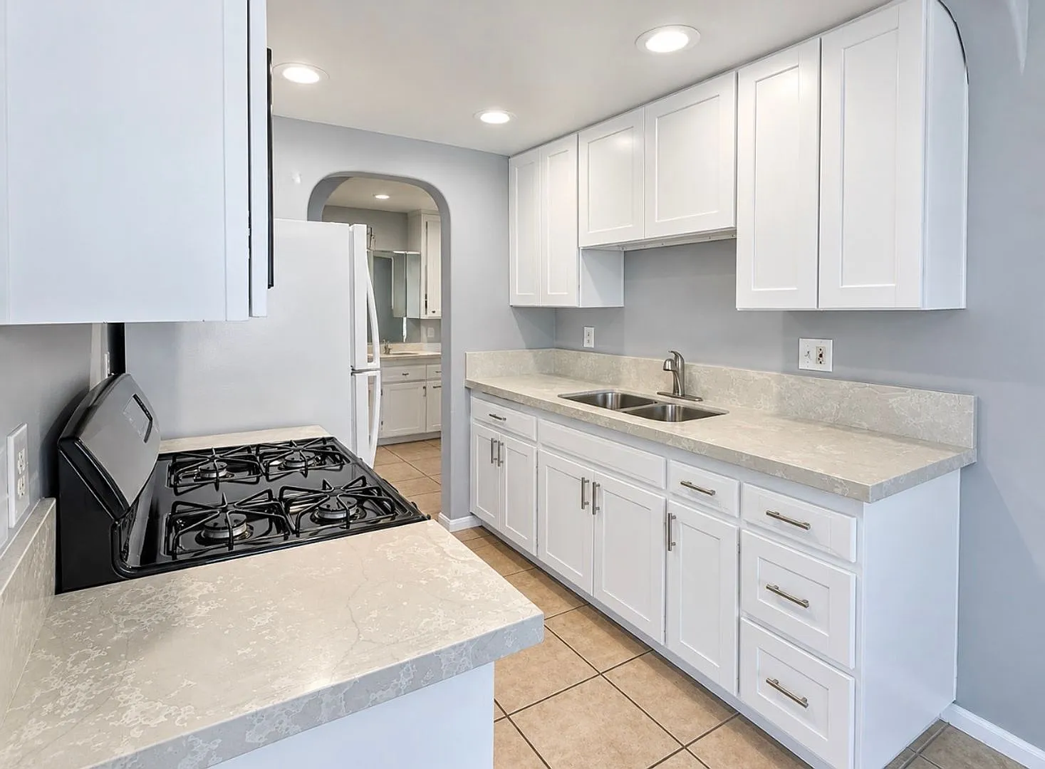 1 bedroom / 1 bath Condo with 2 assigned parking spaces! — Photo 4
