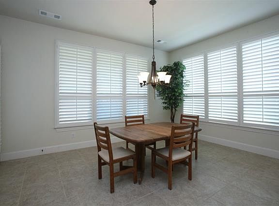 5th image of 821 Hawthorn Dr