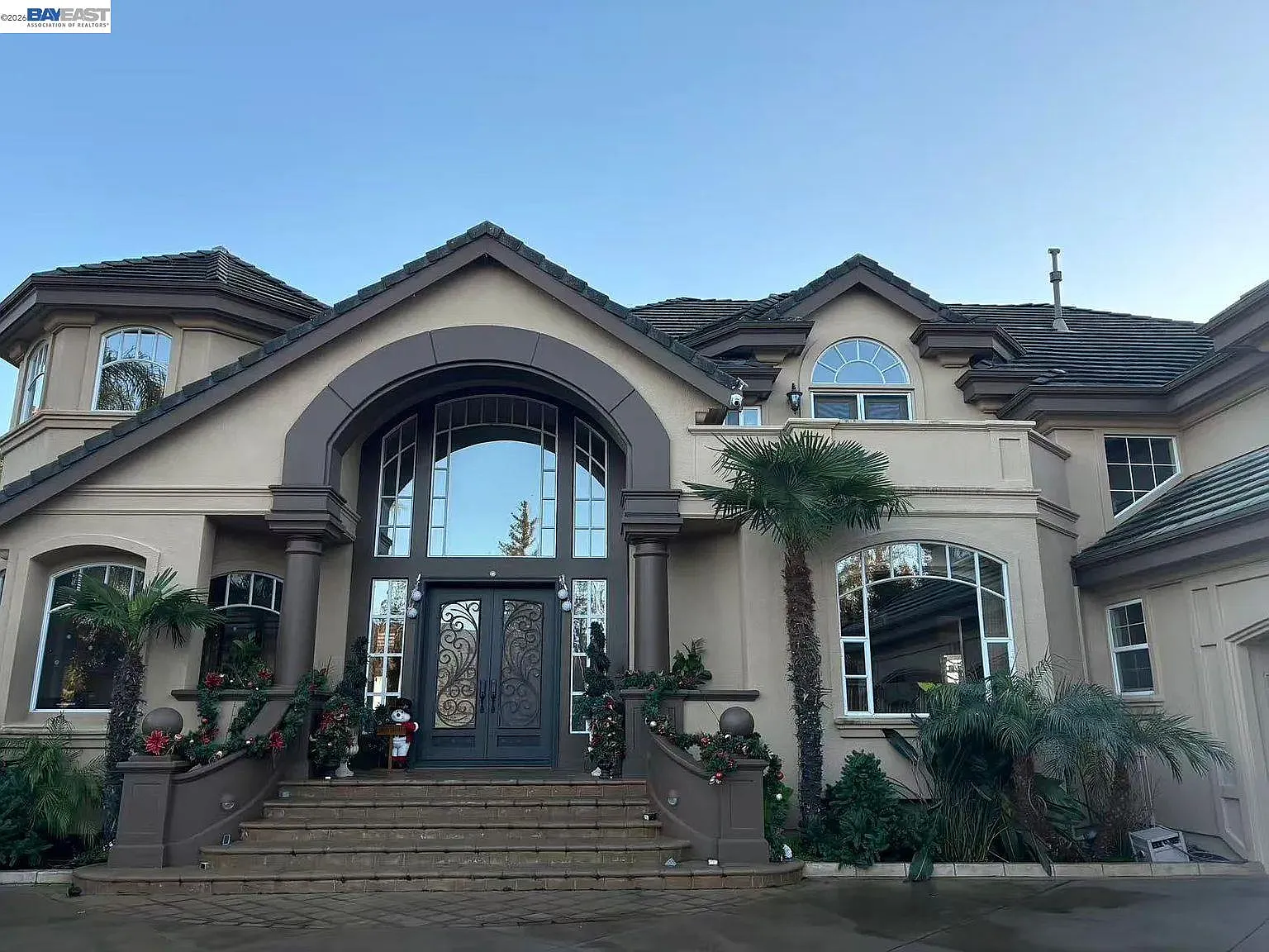 5 bed, 6383 sqft, $13,800 — Photo 2