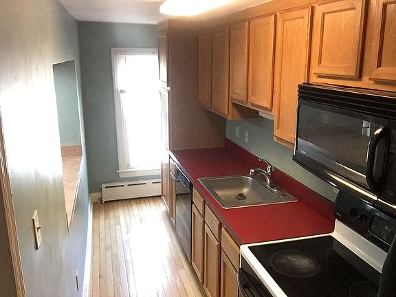 104 Roxborough 2ndFl Kitchen