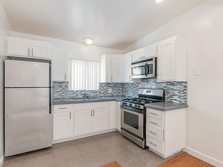 2BD/1BA Upstairs Apartment right by Sail Bay! w/ Parking AND Laundry! Only $2,995/mo — Photo 3