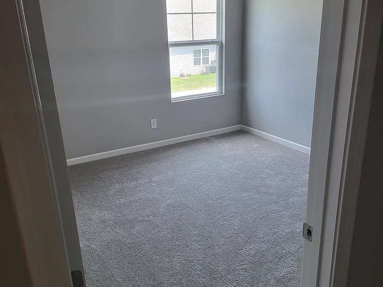 1019 Spring Hill Dr — Photo 3