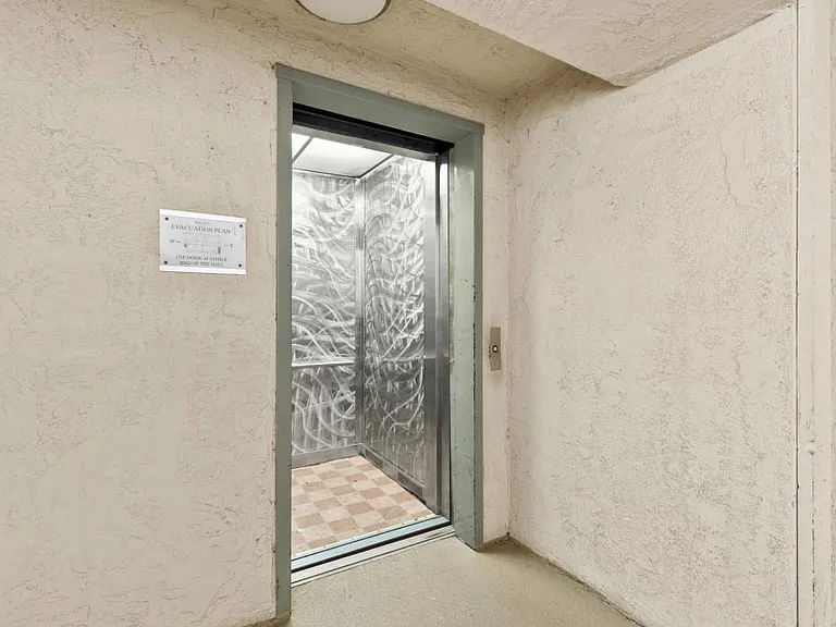 1040 E Washington Ave — Photo 26
