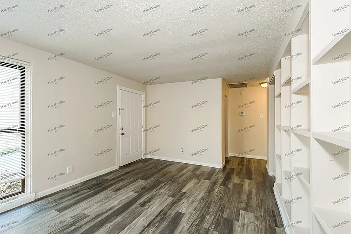 16 Saint Laurence Dr — Photo 5