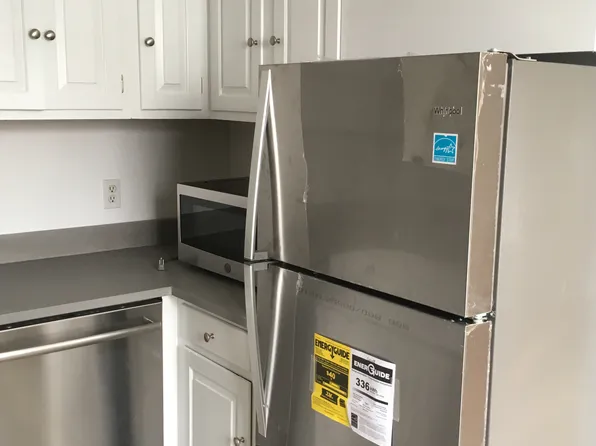 https://photos.zillowstatic.com/fp/648f92848cd9164c8f8f9a8a95a37089-p_e.webp