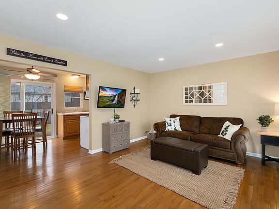 3rd image of 657 Ponderosa Dr