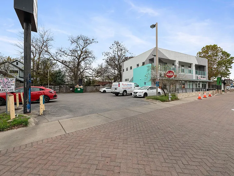 2601 East 7th Street — Photo 32