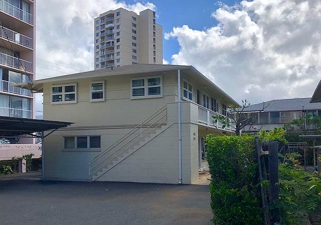 APT - 1-covered parking in carport