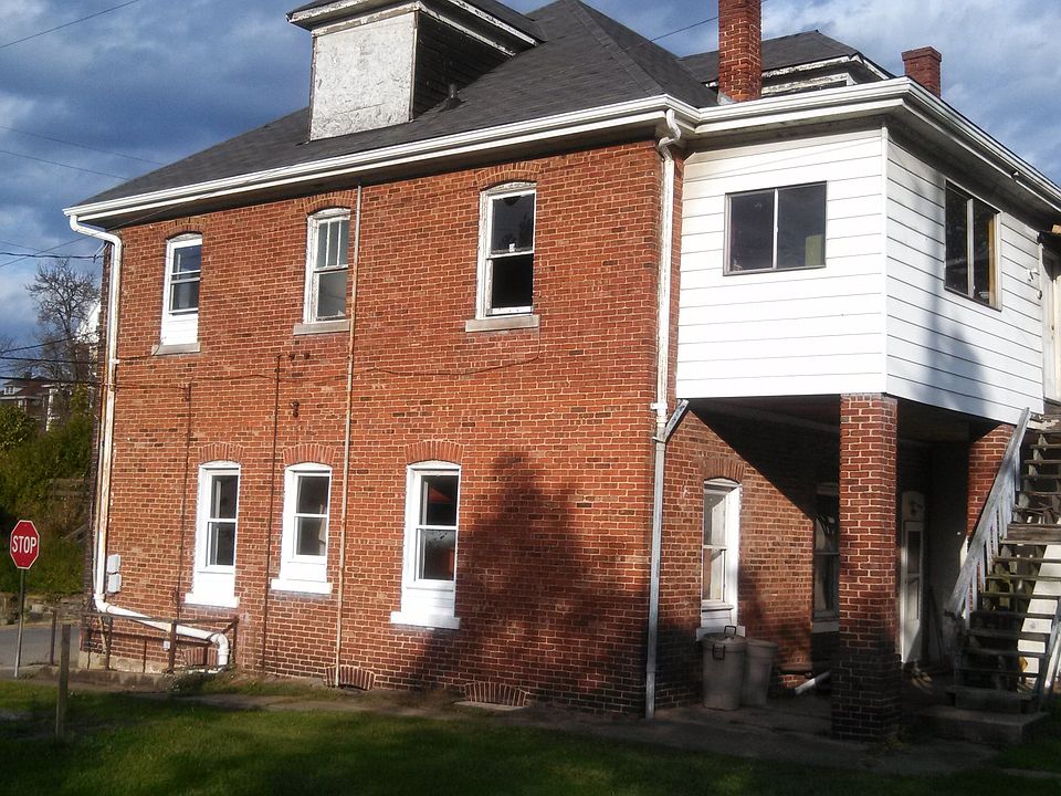 2nd image of 210 Indiana Ave