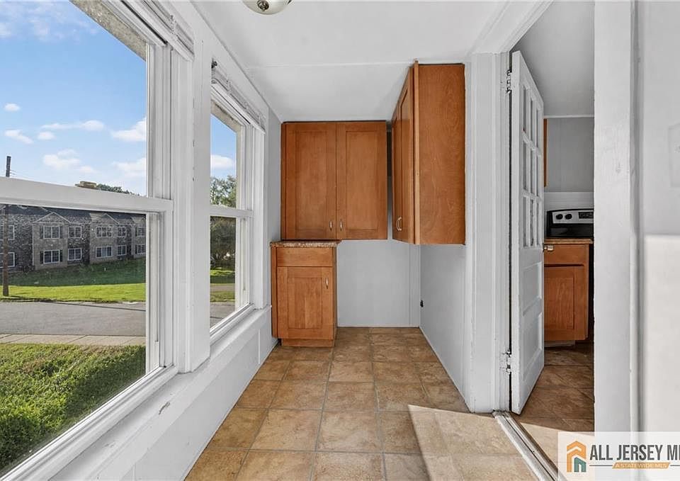 1st image of 9 Hahn St