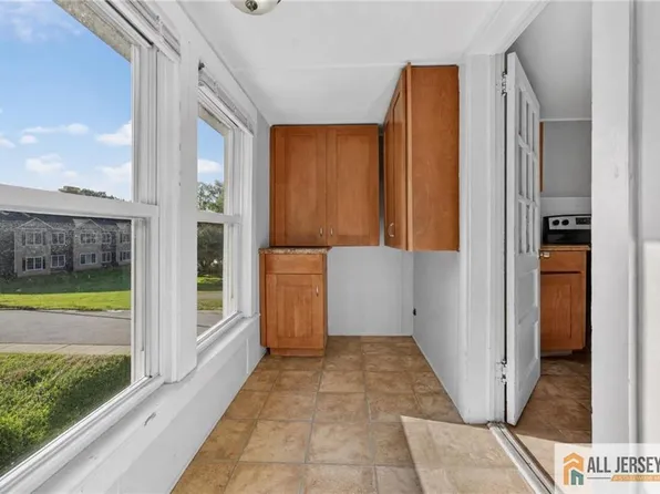 9 Hahn St, Washington, NJ 07882