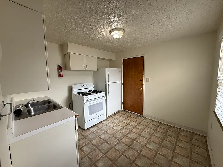 1060 Sells Ave — Photo 2