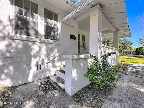 5th image of 943 INGLESIDE Avenue