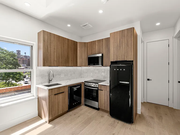 24 Greenwich Ave #3 — Photo 3
